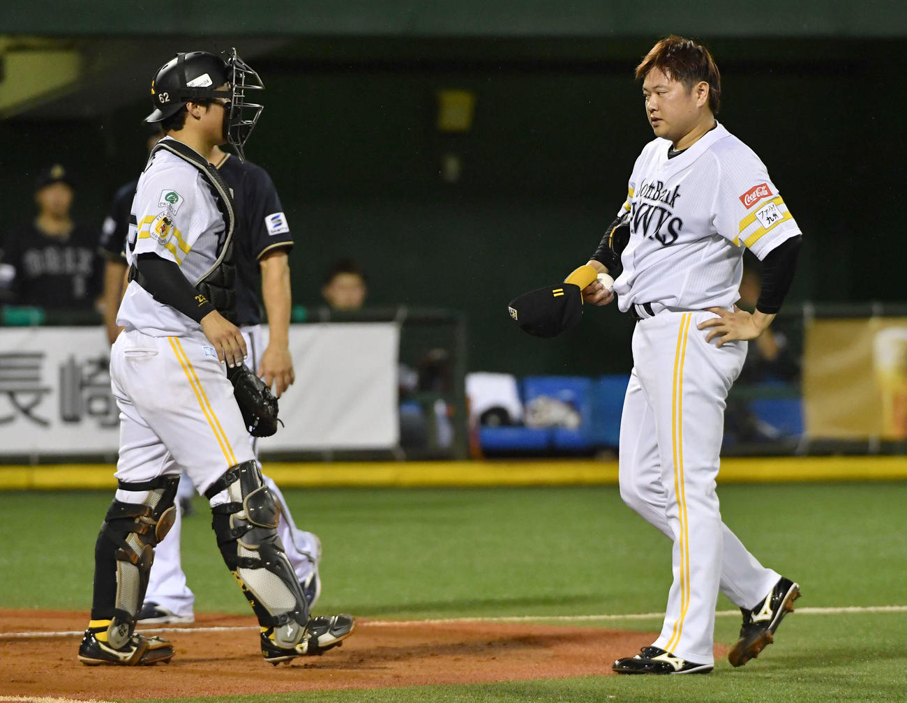 ソフトバンク対オリックス　7回表オリックス2死満塁、森に押し出しとなる死球を与え、厳しい表情を見せる津森（右）（撮影・岩下翔太）