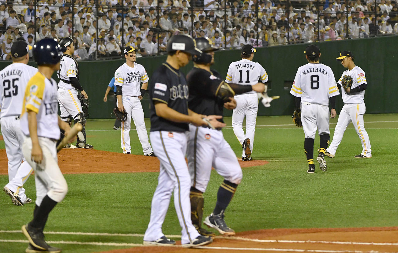 ソフトバンク対オリックス　7回表オリックス2死満塁、森（手前右）に押し出しとなる死球を与えた津森（右から3人目）のもとに集まるソフトバンクナイン（撮影・岩下翔太）