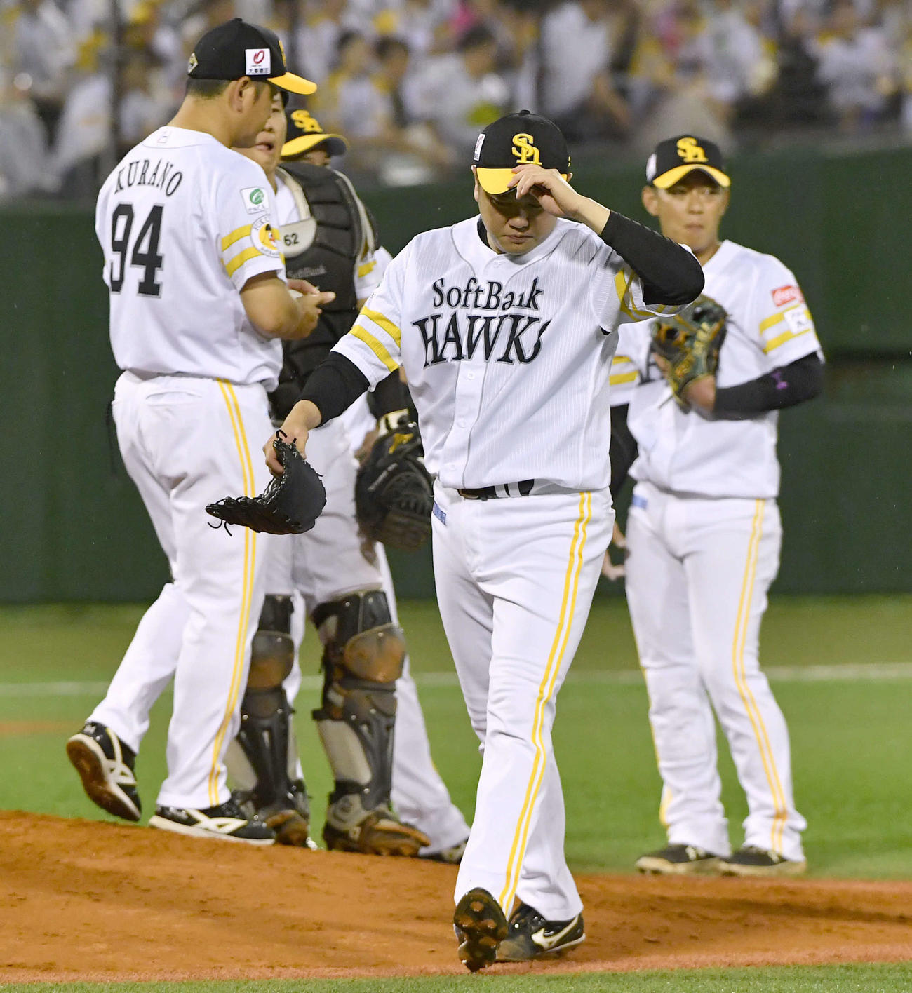 ソフトバンク対オリックス　7回表オリックス2死満塁から3四死球を与え逆転を許し、降板する津森（撮影・岩下翔太）