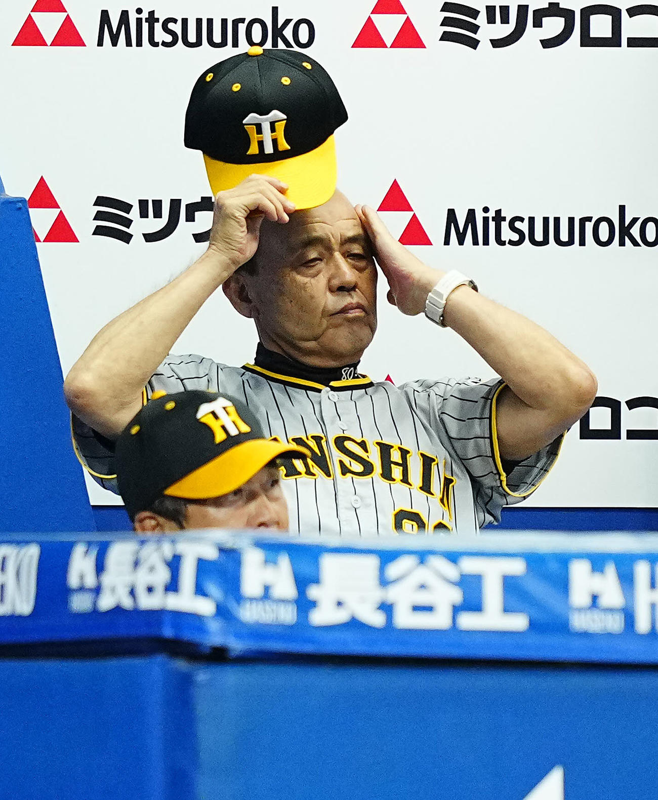 DeNA対阪神　8回、ベンチで厳しい表情の阪神岡田監督（撮影・垰建太）