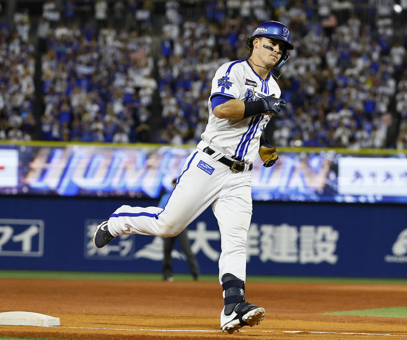 DeNA対阪神　6回裏DeNA1死、オースティンは右越えにに本塁打を放ち三塁を回る（撮影・藤尾明華）