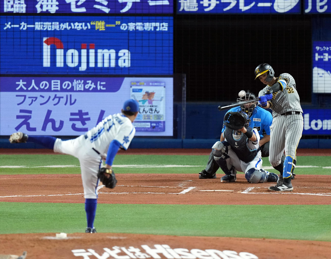 DeNA対阪神　6回表阪神1死、左越えにソロ本塁打を放つ井上。投手東（撮影・たえ見朱実）