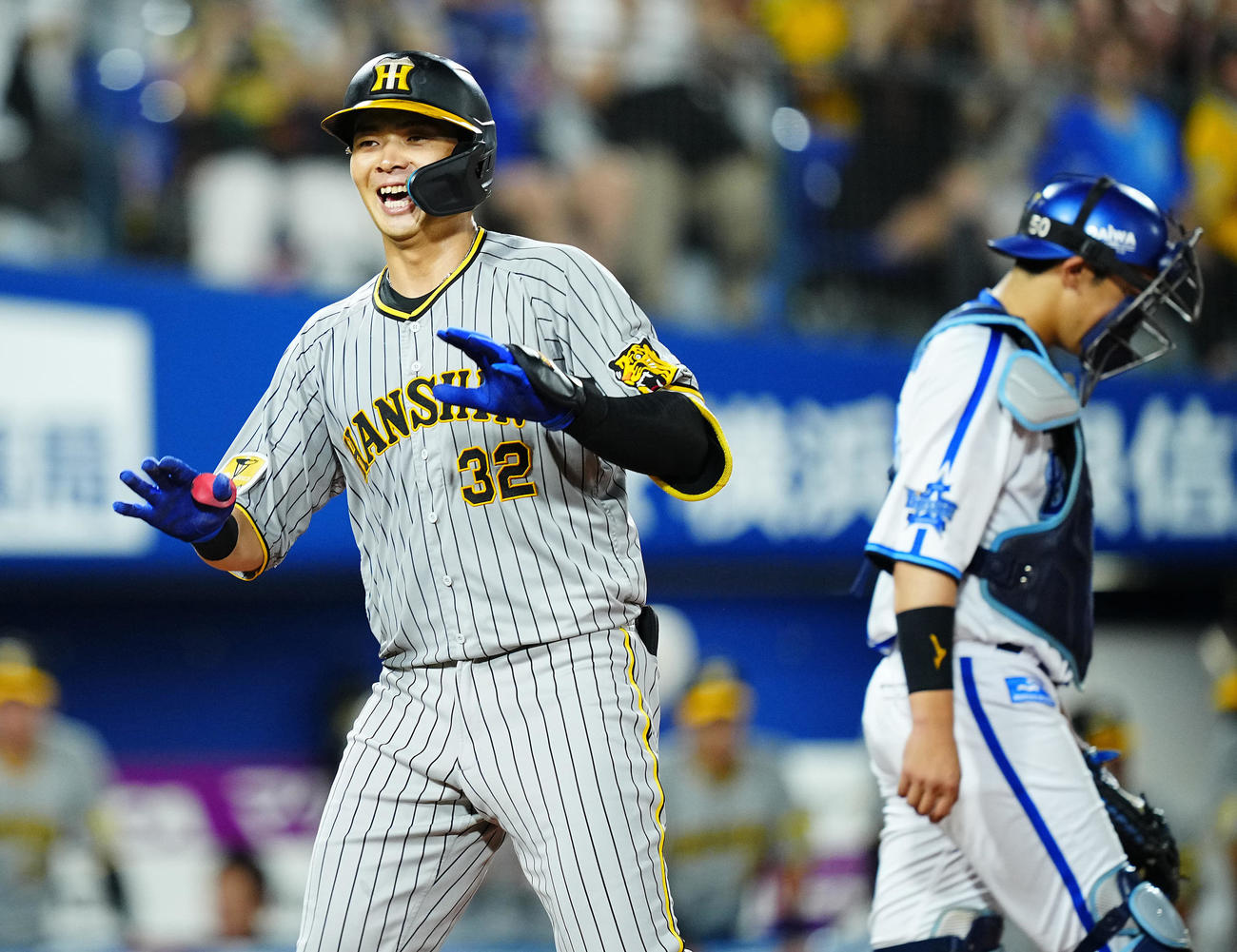DeNA対阪神　6回表阪神1死、左越えソロ本塁打を放ち笑顔を見せる井上（撮影・垰建太）