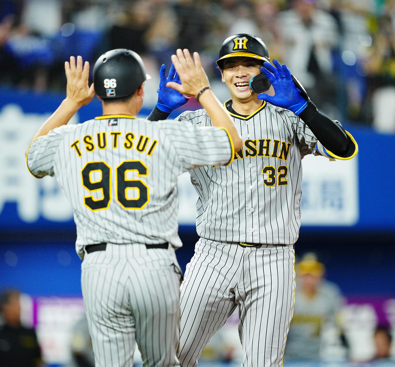 DeNA対阪神　6回表阪神1死、左越えソロ本塁打を放ち笑顔で筒井コーチとタッチを交わす井上（撮影・垰建太）