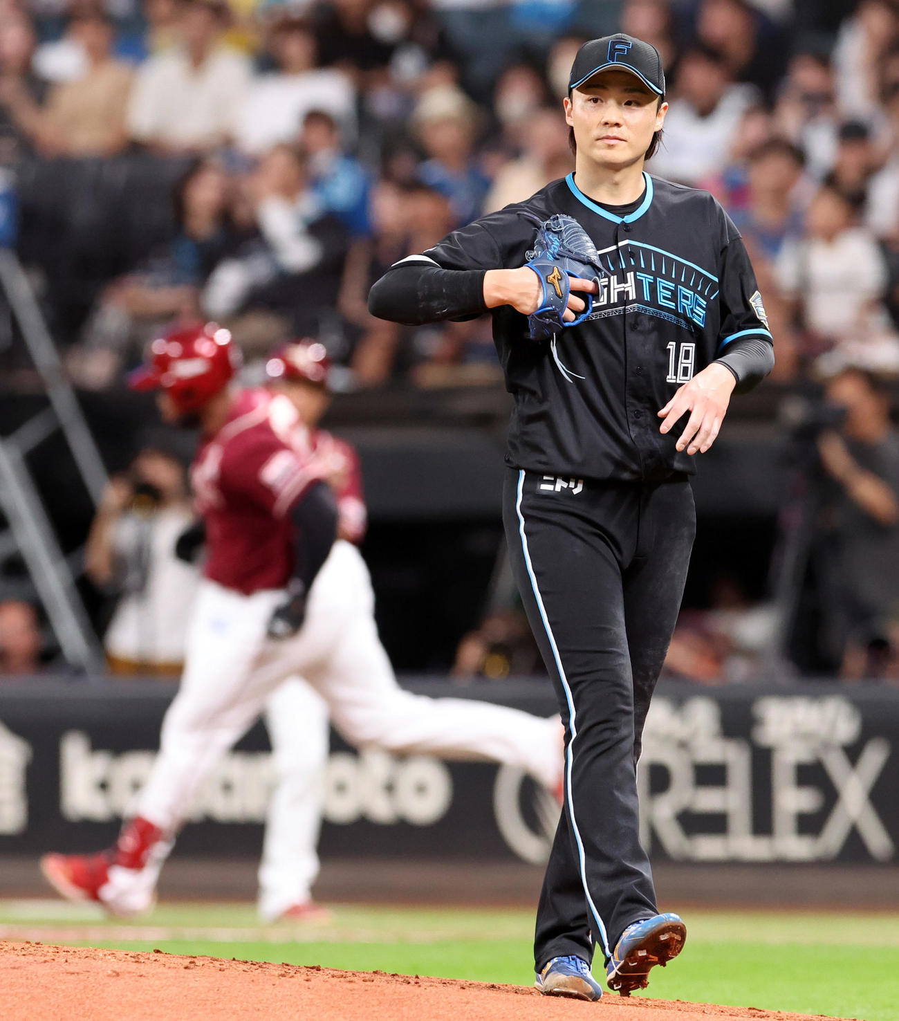 日本ハム対楽天　2回表楽天2死一塁、フランコに左越え2点本塁打を浴びる山崎（撮影・佐藤翔太）
