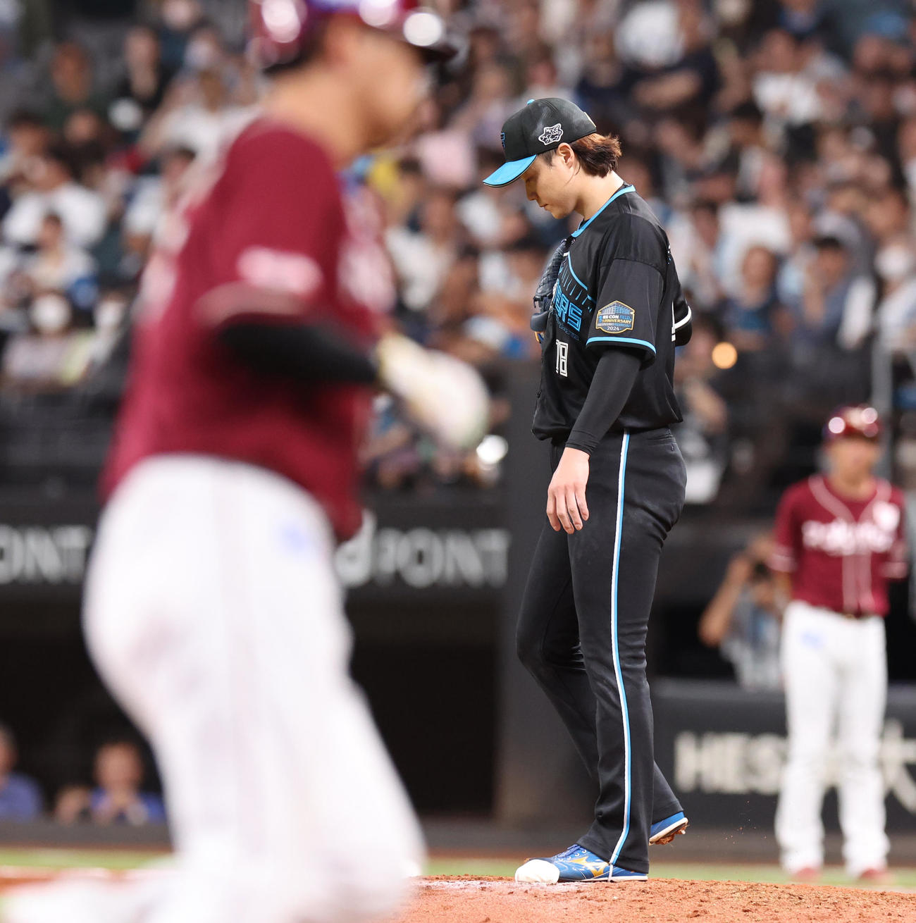 日本ハム対楽天　4回表楽天無死、浅村に左越え本塁打を浴びる山崎（撮影・佐藤翔太）
