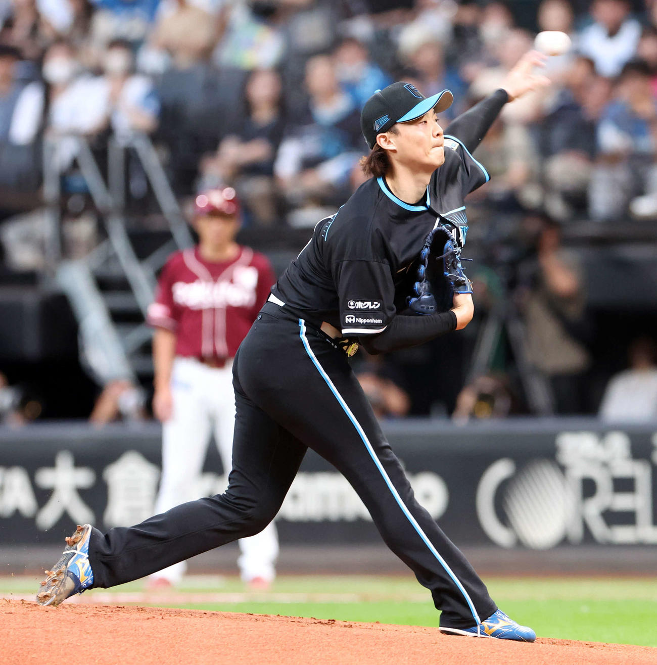 日本ハム対楽天　力投する日本ハム先発の山崎（撮影・佐藤翔太）