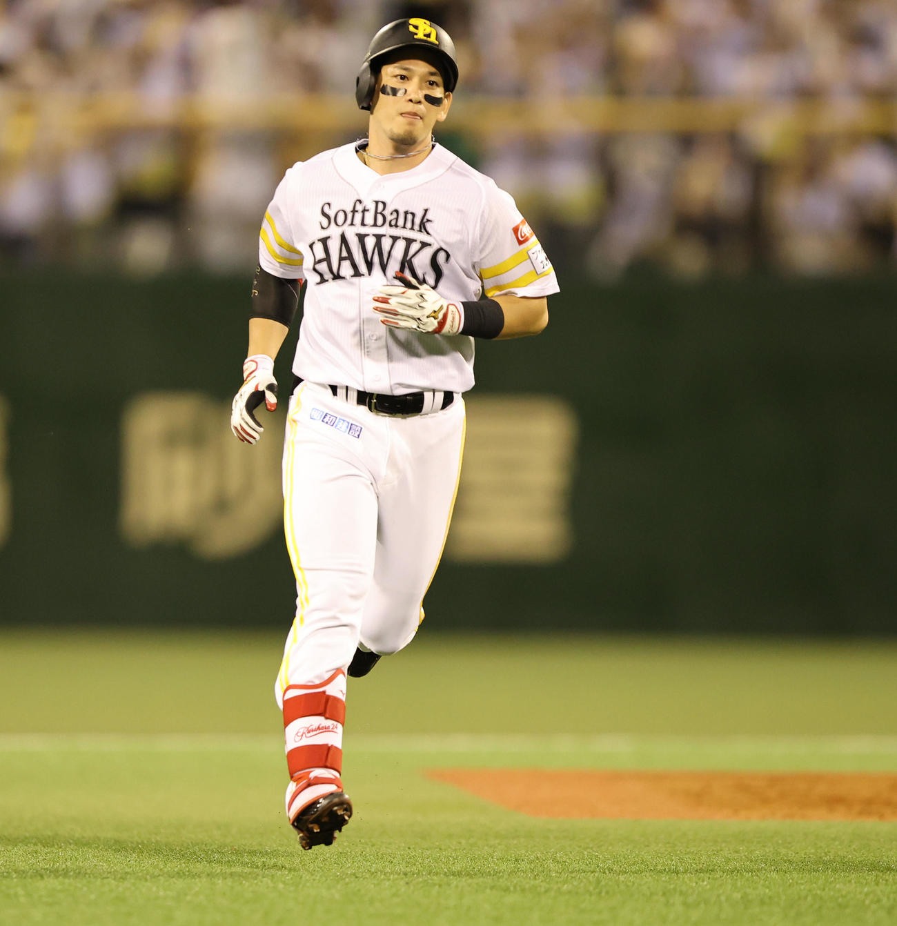 ソフトバンク対オリックス　4回裏ソフトバンク無死、栗原は右越えに先制本塁打を放つ（撮影・梅根麻紀）