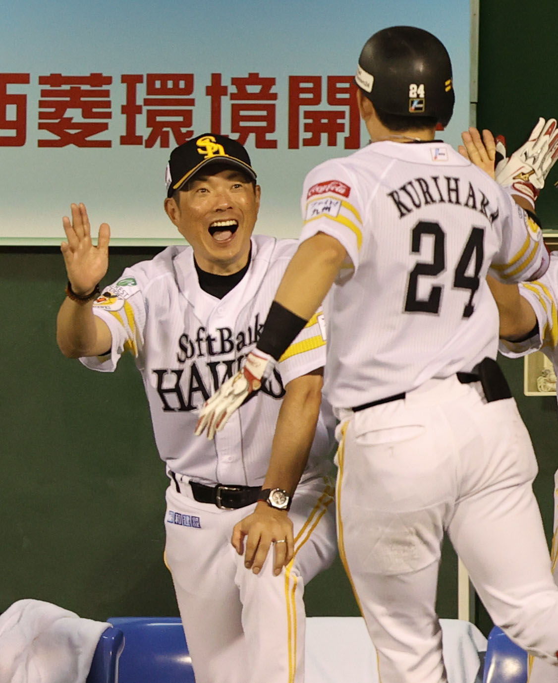 ソフトバンク対オリックス　4回裏ソフトバンク無死、右越え先制本塁打を放った栗原を出迎える小久保監督（撮影・梅根麻紀）