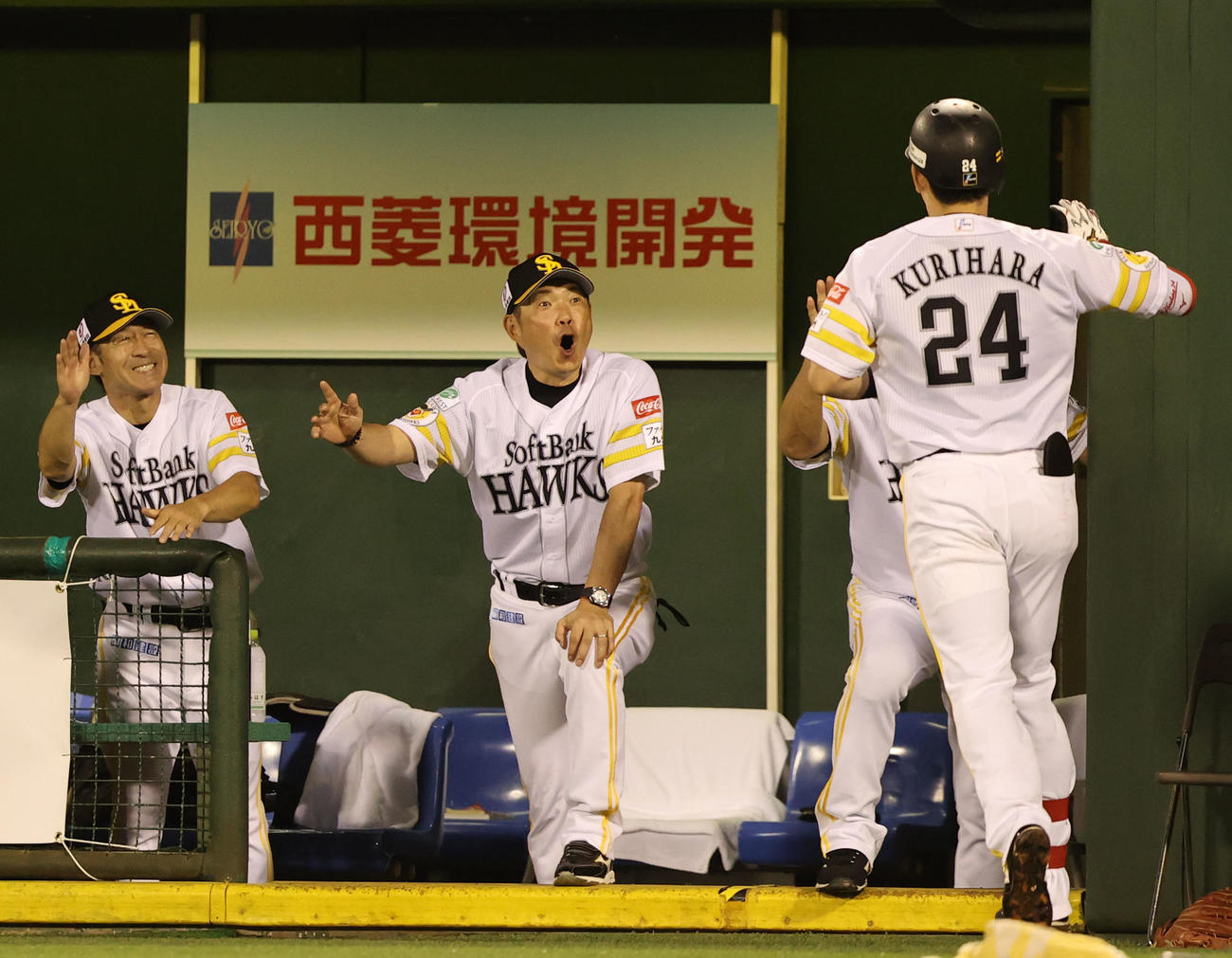 ソフトバンク対オリックス　4回裏ソフトバンク無死、右越え先制本塁打を放った栗原を出迎える小久保監督（撮影・梅根麻紀）