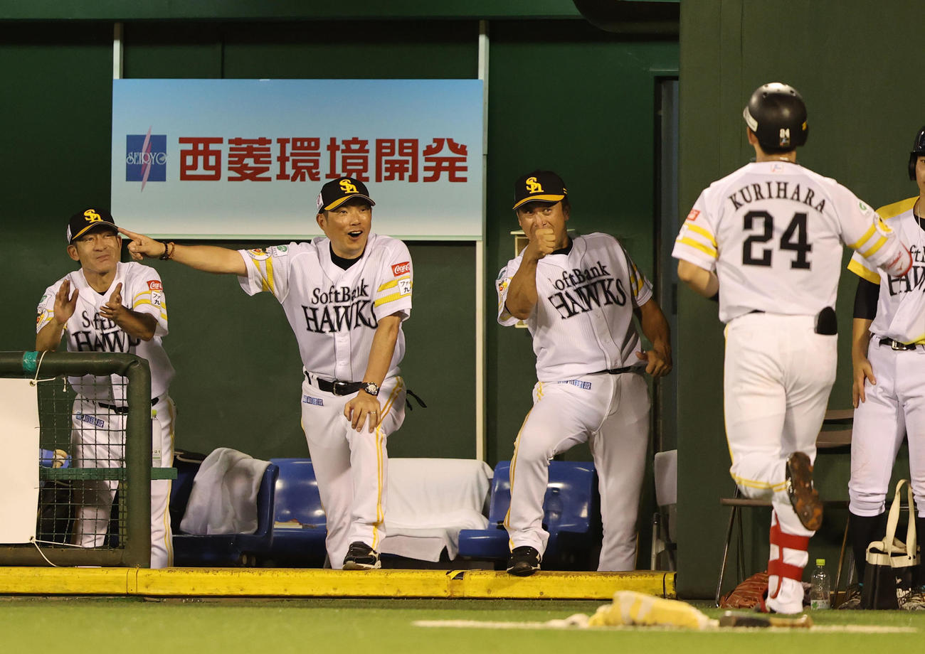 ソフトバンク対オリックス　4回裏ソフトバンク無死、右越え先制本塁打を放った栗原を出迎える小久保監督（撮影・梅根麻紀）