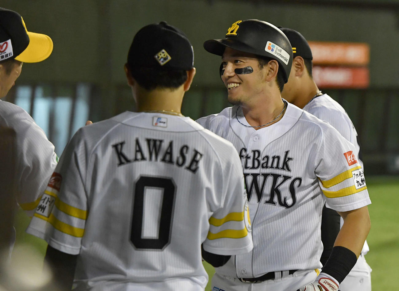 ソフトバンク対オリックス　4回裏ソフトバンク無死、先制の右越え本塁打を放ち、ナインと笑顔でタッチを交わす栗原（撮影・岩下翔太）