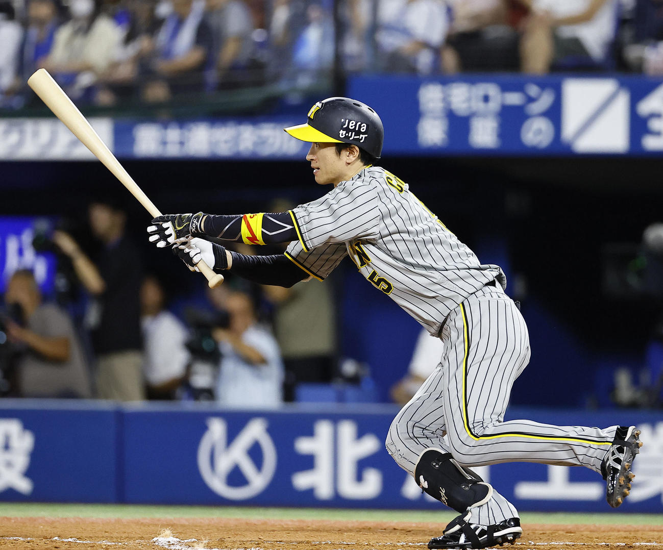 DeNA対阪神　7回表阪神1死一塁、近本は中前打を放つ（撮影・藤尾明華）