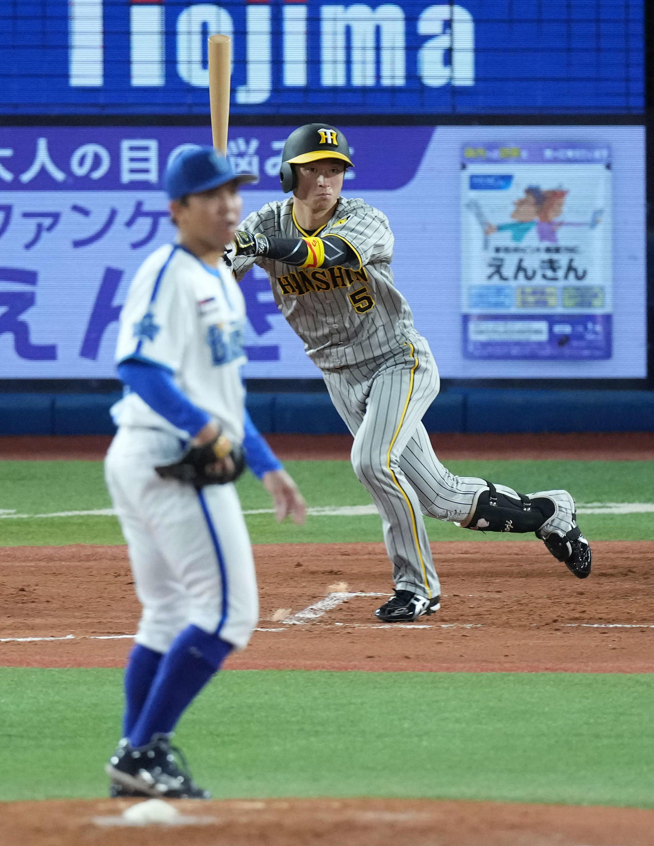 DeNA対阪神　2回表阪神2死一塁、左前に安打を放つ近本。投手東（撮影・たえ見朱実）