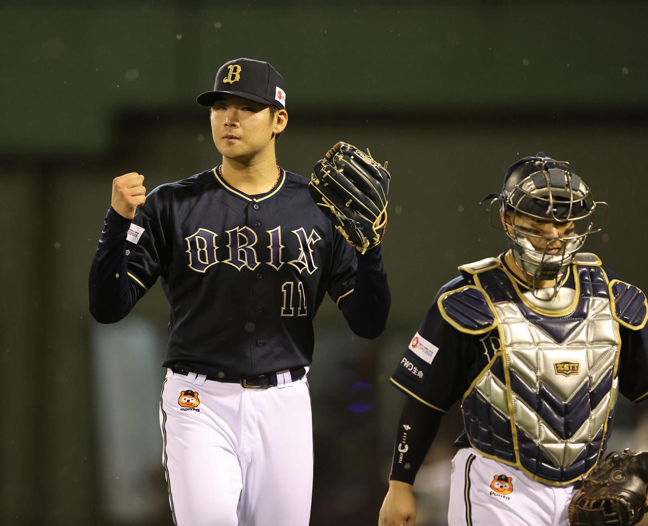 ソフトバンク対オリックス　7回を投げ終えた山下はベンチに引きあげる（撮影・梅根麻紀）