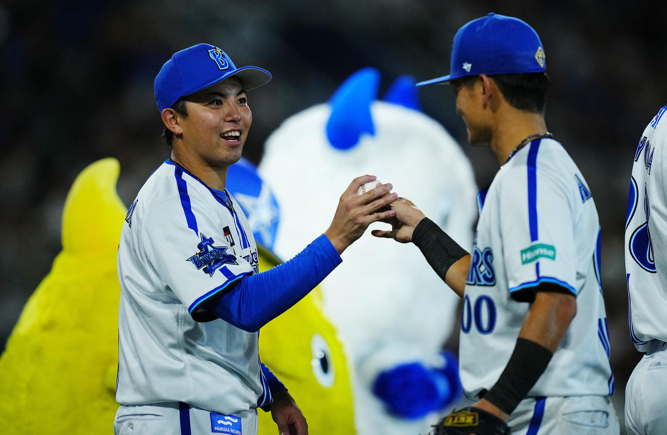 DeNA対阪神　勝利球を笑顔で受け取るDeNA東（左）（撮影・垰建太）