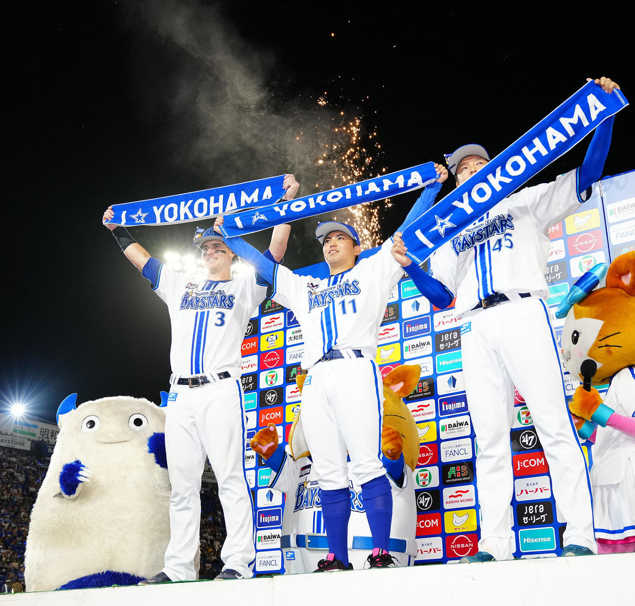 DeNA対阪神　阪神に連勝しお立ち台に上がるDeNAオースティン（左）、東（中央）、森原（撮影・垰建太）