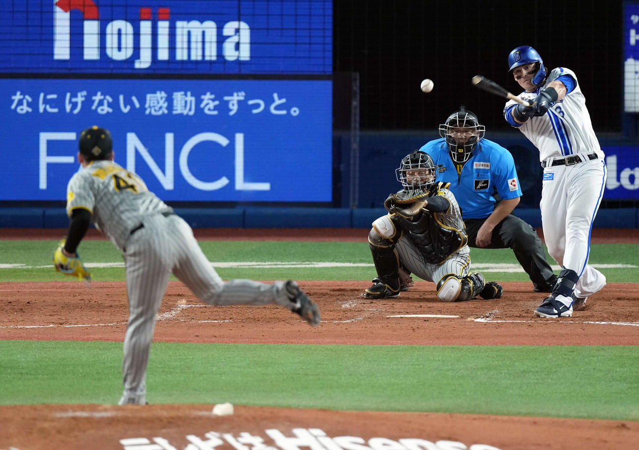 DeNA対阪神　3回裏DeNA2死二塁、中前に勝ち越しの適時二塁打を放つオースティン。投手村上（撮影・たえ見朱実）
