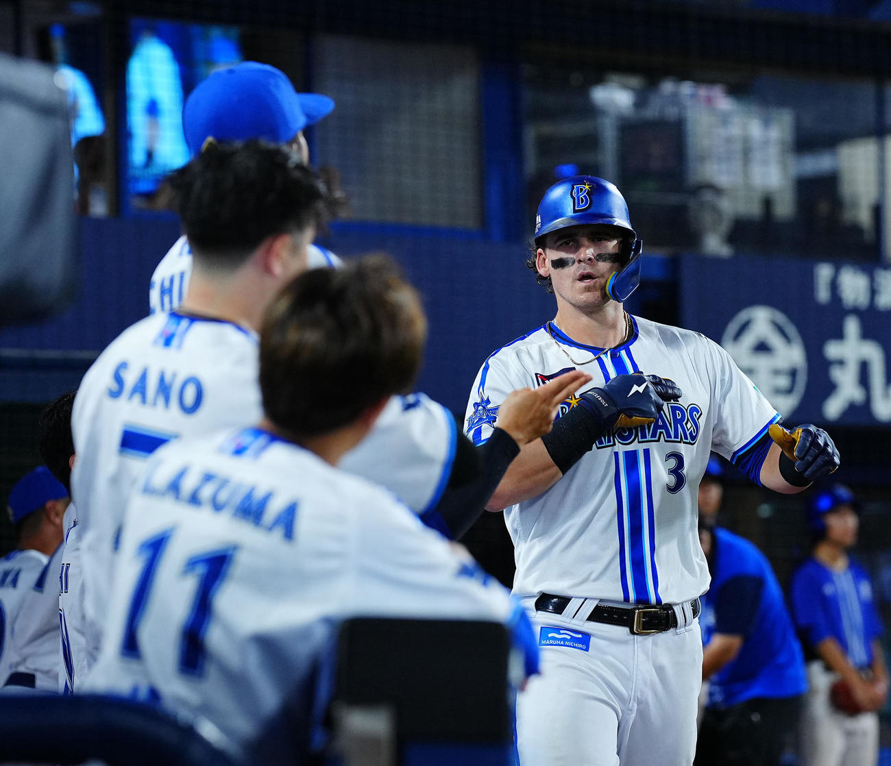 DeNA対阪神　6回裏DeNA1死、ソロ本塁打を放ちチームメートの出迎えを受けるオースティン（撮影・垰建太）