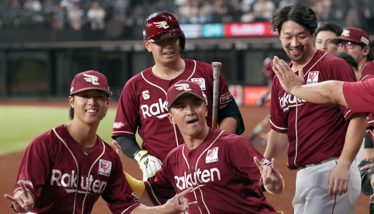 日本ハム対楽天　4回表楽天無死、浅村は左越え本塁打を放ち武藤（左）と山田に出迎えられる（撮影・佐藤翔太）