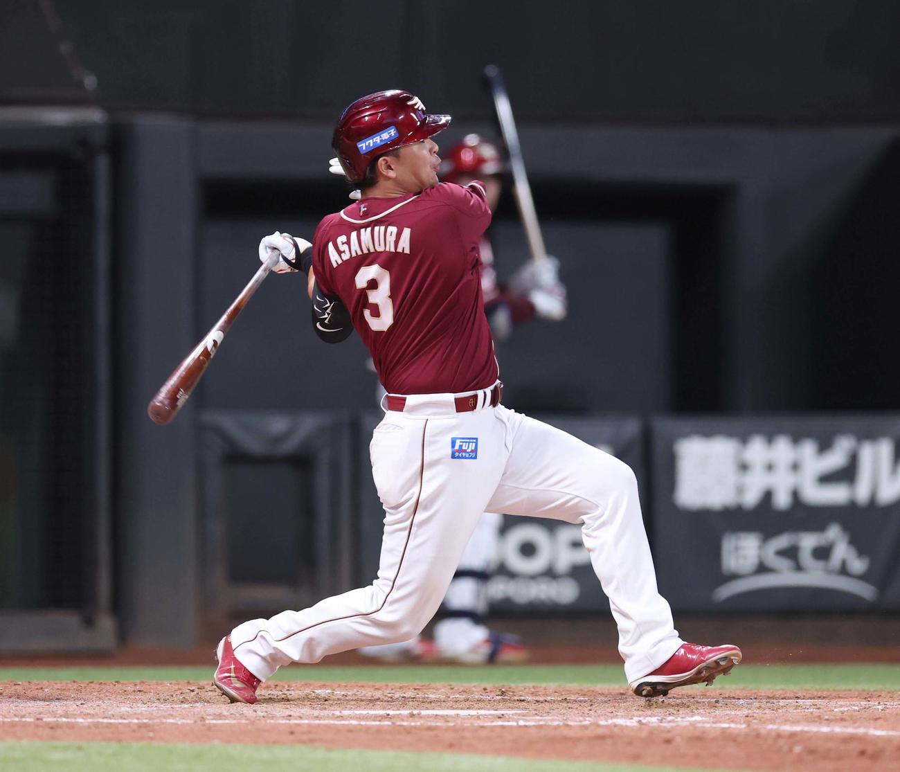 日本ハム対楽天　5回表楽天1死満塁、中前2点適時打を放つ浅村（撮影・黒川智章）