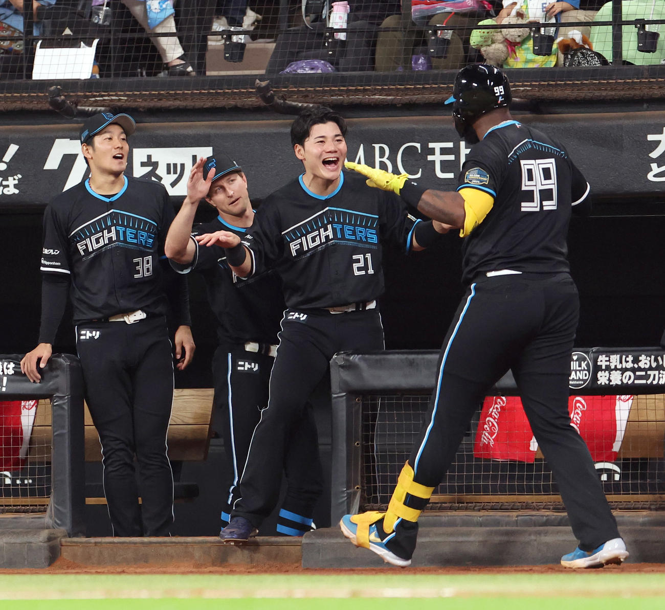 日本ハム対楽天　4回裏日本ハム1死、清宮（中央）と左越え本塁打を放ったレイエスは「キヨダンス」をする（撮影・佐藤翔太）