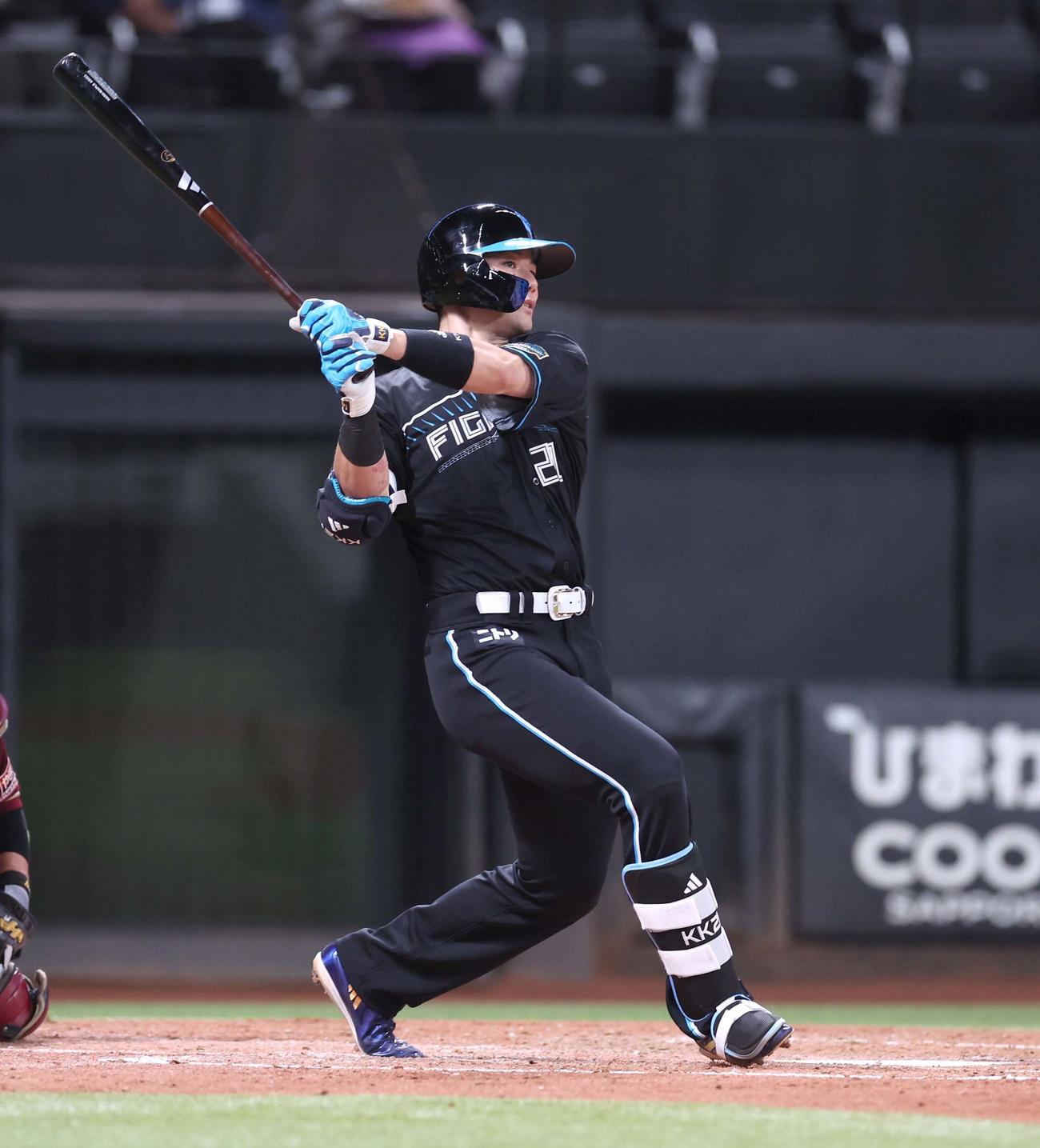 日本ハム対楽天　4回裏日本ハム1死、右越えソロ本塁打を放つ清宮（撮影・黒川智章）