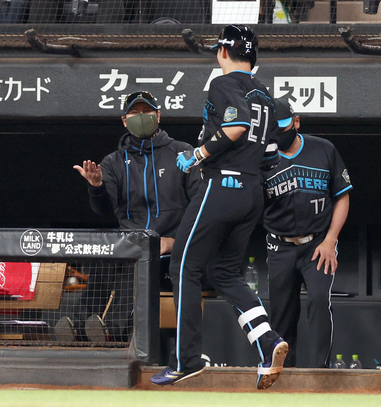 日本ハム対楽天　4回裏日本ハム1死、新庄監督（左）は右越え本塁打を放った清宮を出迎える（撮影・佐藤翔太）