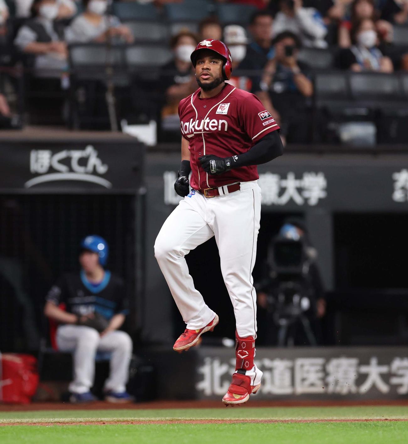 日本ハム対楽天　2回表楽天2死一塁、左越え2点本塁打を放ちジャンプするフランコ（撮影・黒川智章）