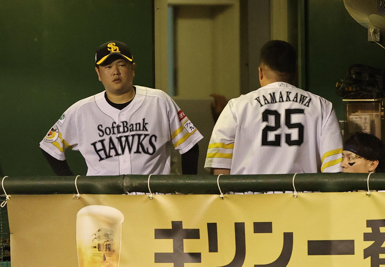 ソフトバンク対オリックス　7回に押し出しで3失点の津森はベンチでガックリ（撮影・梅根麻紀）