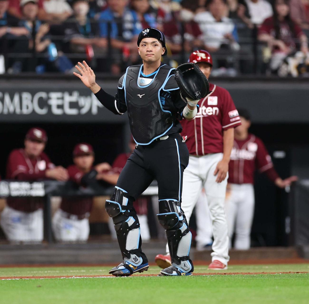 日本ハム対楽天　9回表、捕手として守備に就く郡司（撮影・黒川智章）