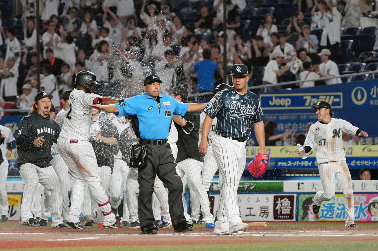 ロッテ対西武　延長12回裏ロッテ2死一、三塁、西武6番手で登板したボー（中央）はサヨナラ負けとなる暴投を犯す（撮影・小沢裕）