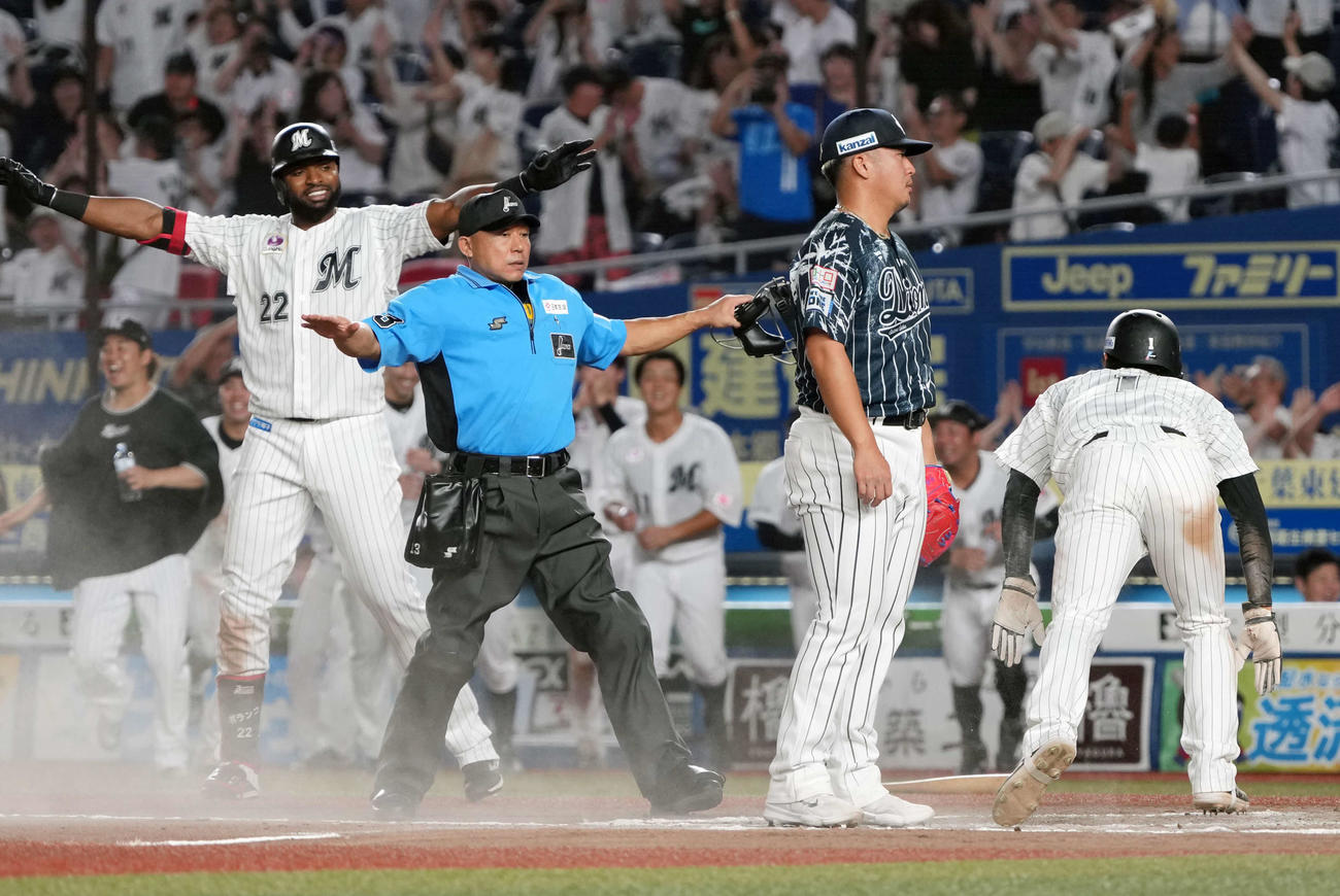 ロッテ対西武　延長12回裏ロッテ2死一、三塁、西武6番手で登板したボー（中央）はサヨナラ負けとなる暴投を犯す（撮影・小沢裕）
