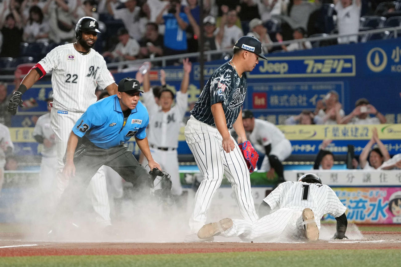 ロッテ対西武　延長12回裏ロッテ2死一、三塁、西武6番手で登板したボー（中央）はサヨナラ負けとなる暴投を犯す（撮影・小沢裕）