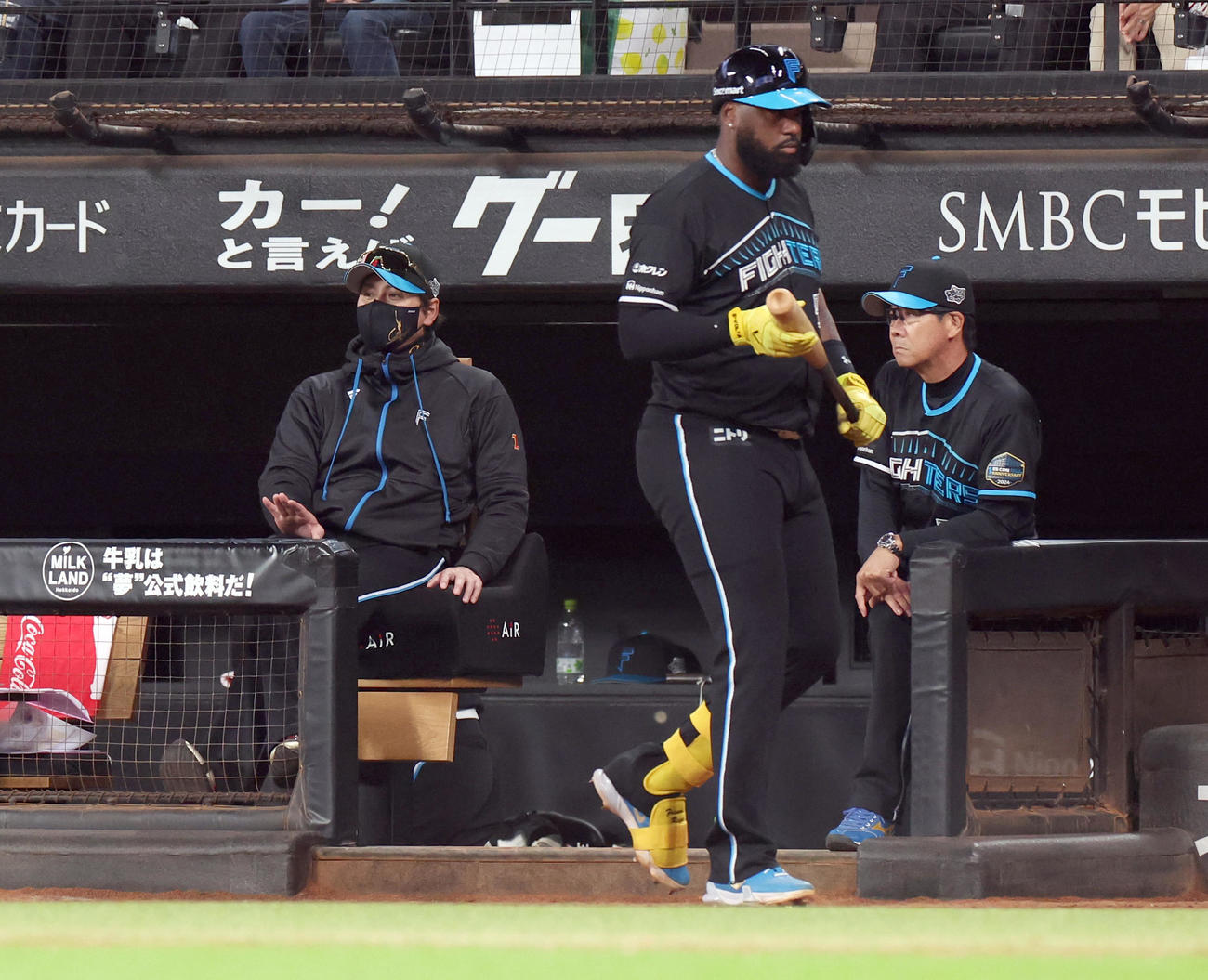 日本ハム対楽天　ベンチからグラウンドを見つめる日本ハム新庄監督（左）（撮影・佐藤翔太）
