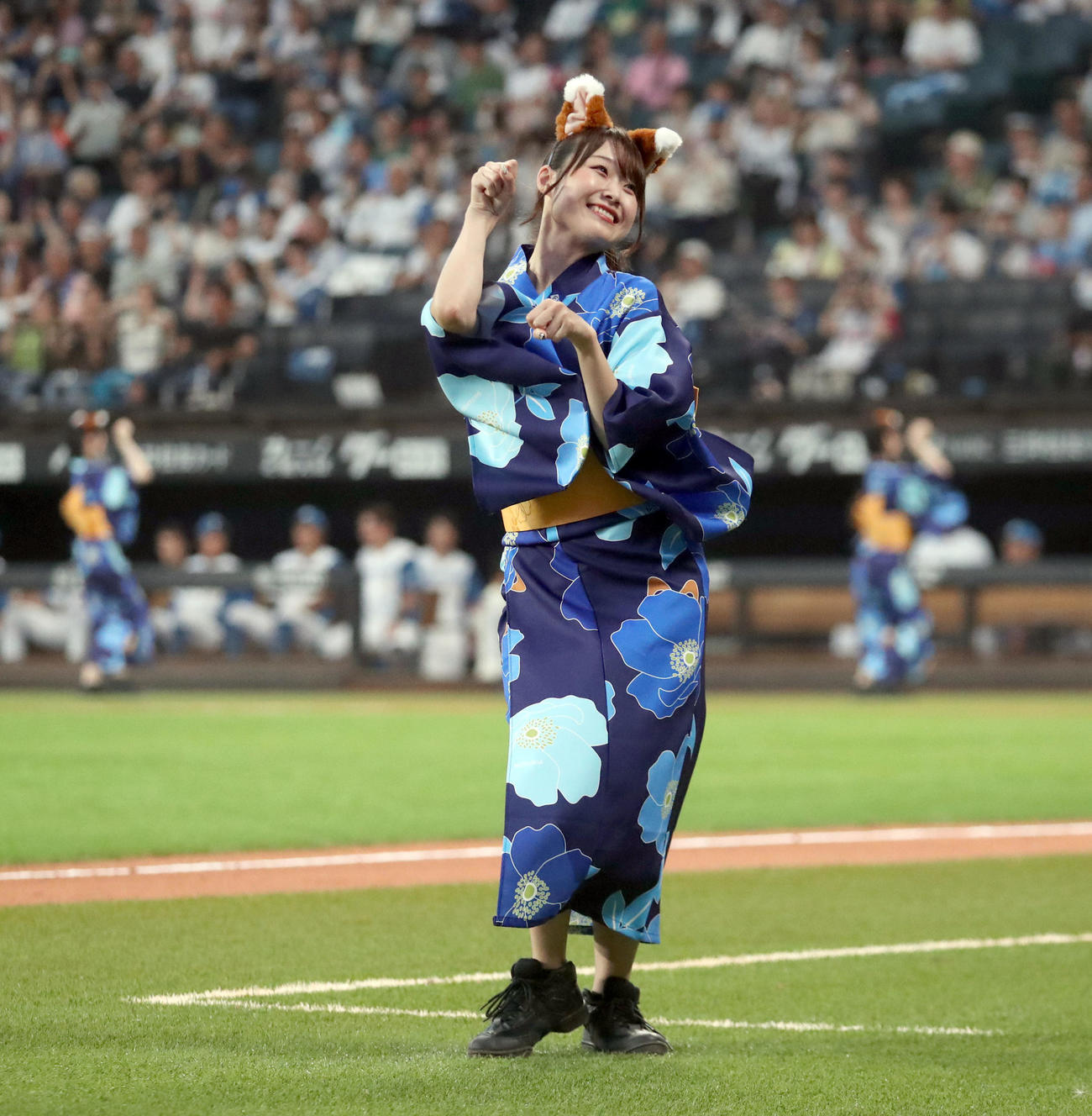 日本ハム対オリックス　「きつねダンス」を踊るファイターズガールの大野未侑