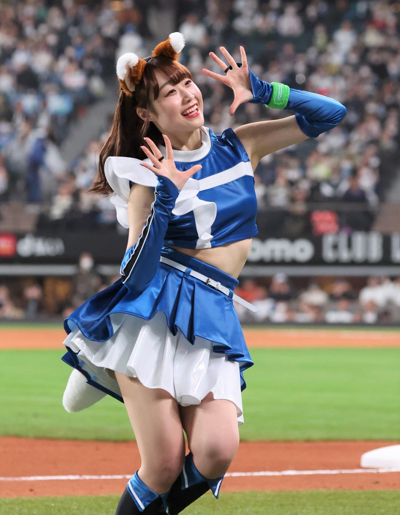 きつねダンスを踊るファイターズガールの大野未侑