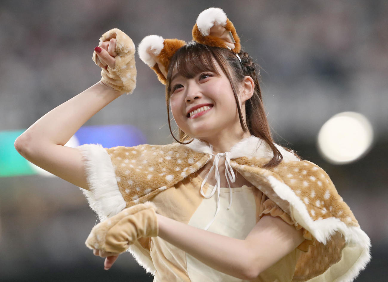 日本ハム対ソフトバンク　「きつねダンス」を踊るファイターズガールの大野未侑