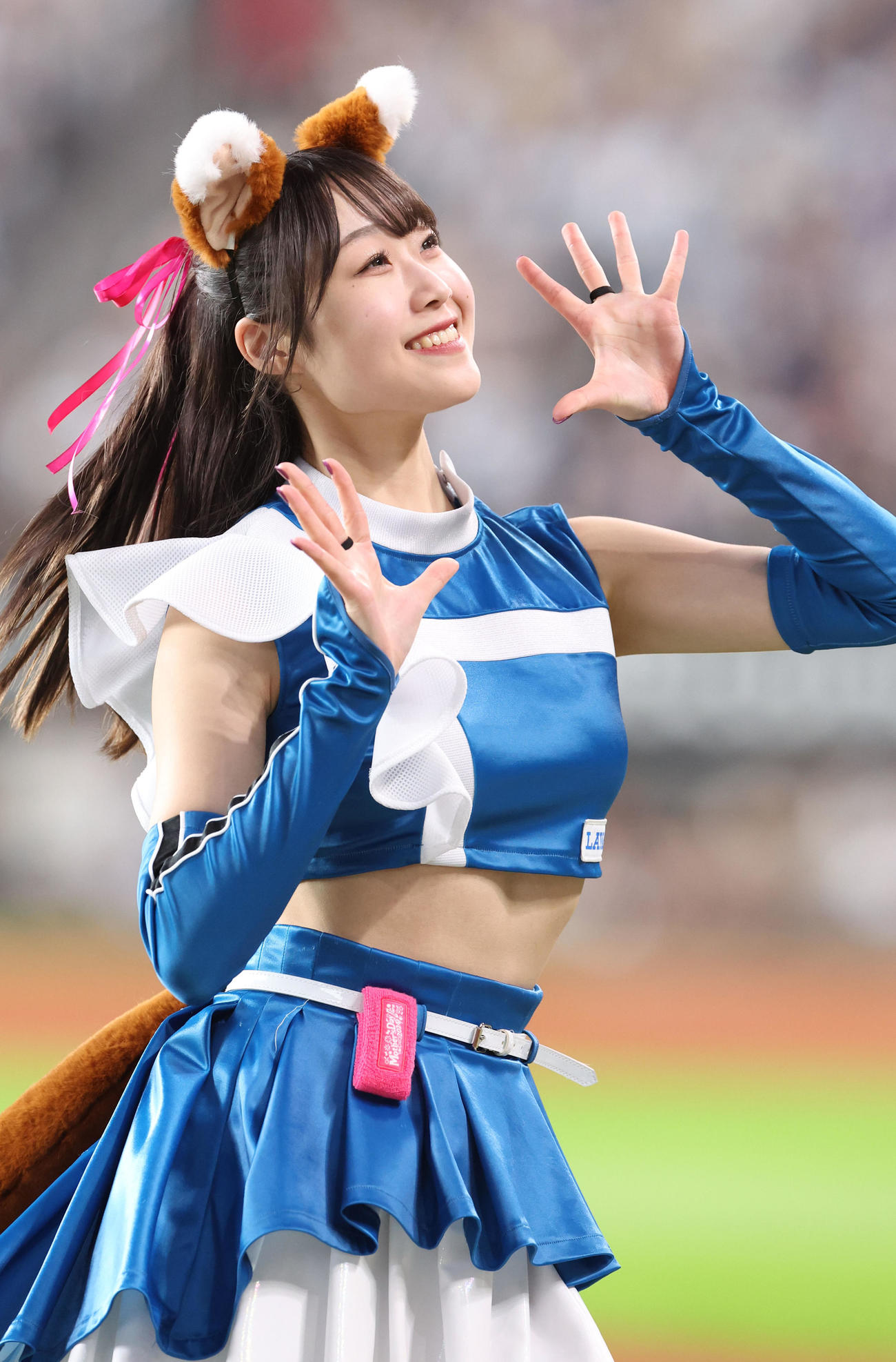 日本ハム対ロッテ　ピンク色のリボンをつけながら「きつねダンス」を踊るファイターズガールの大野未侑