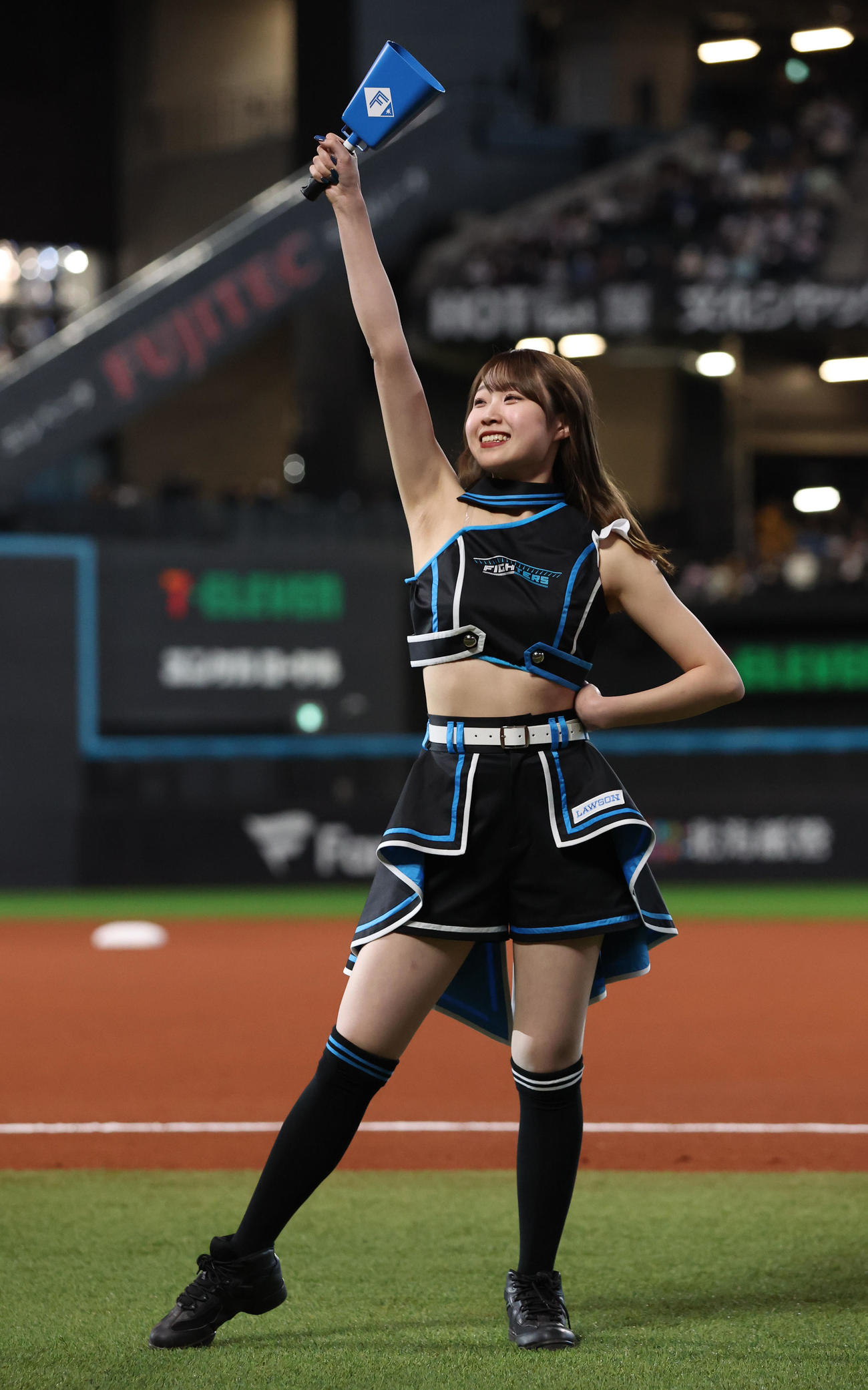 日本ハム対西武　限定コスチュームで登場するファイターズガールの大野未侑