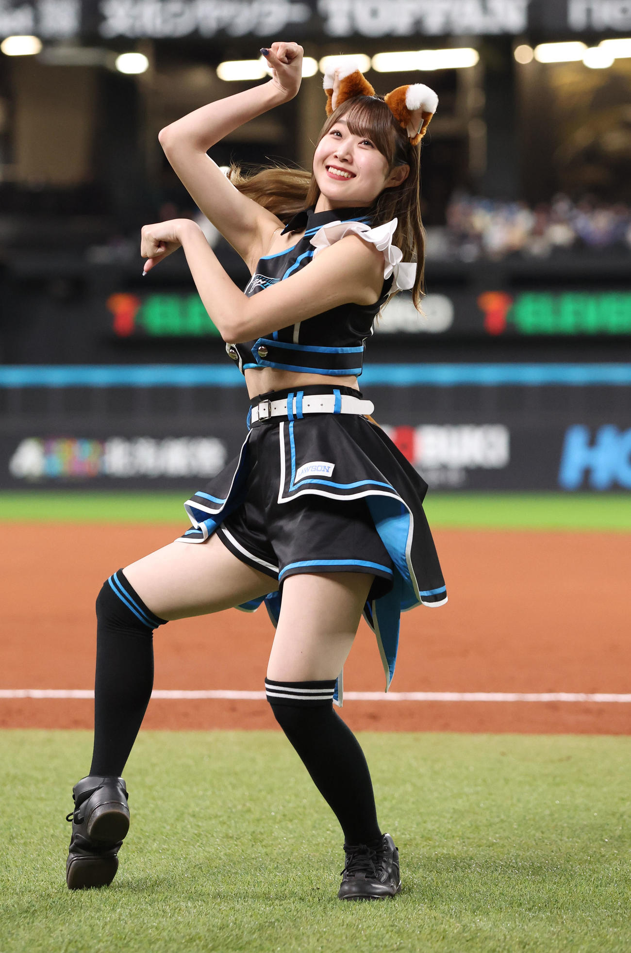 日本ハム対西武　限定コスチュームで「きつねダンス」を踊るファイターズガールの大野未侑