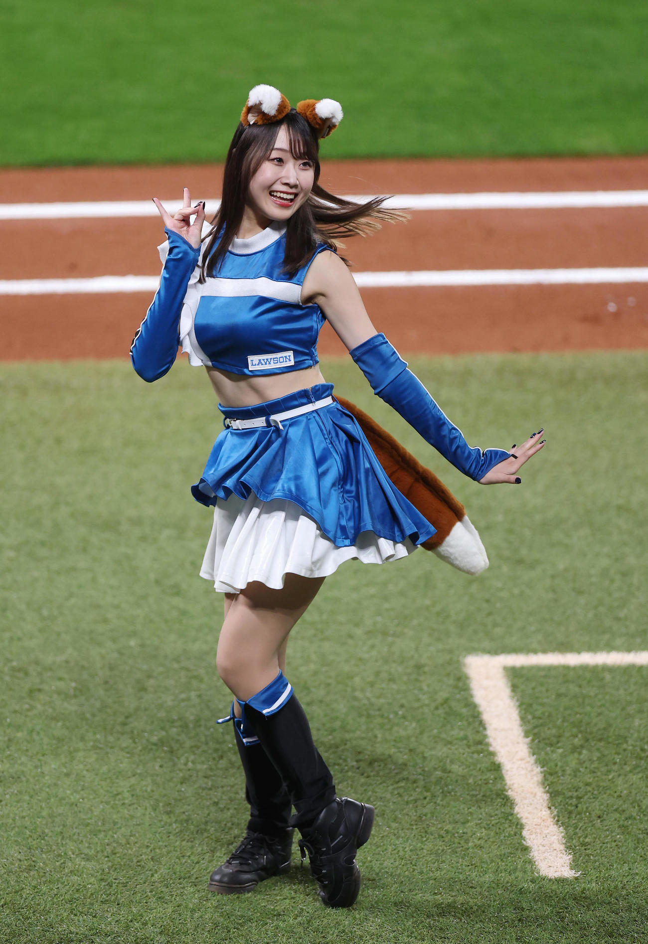 「きつねダンス」で盛り上げるファイターズガール大野未侑さん
