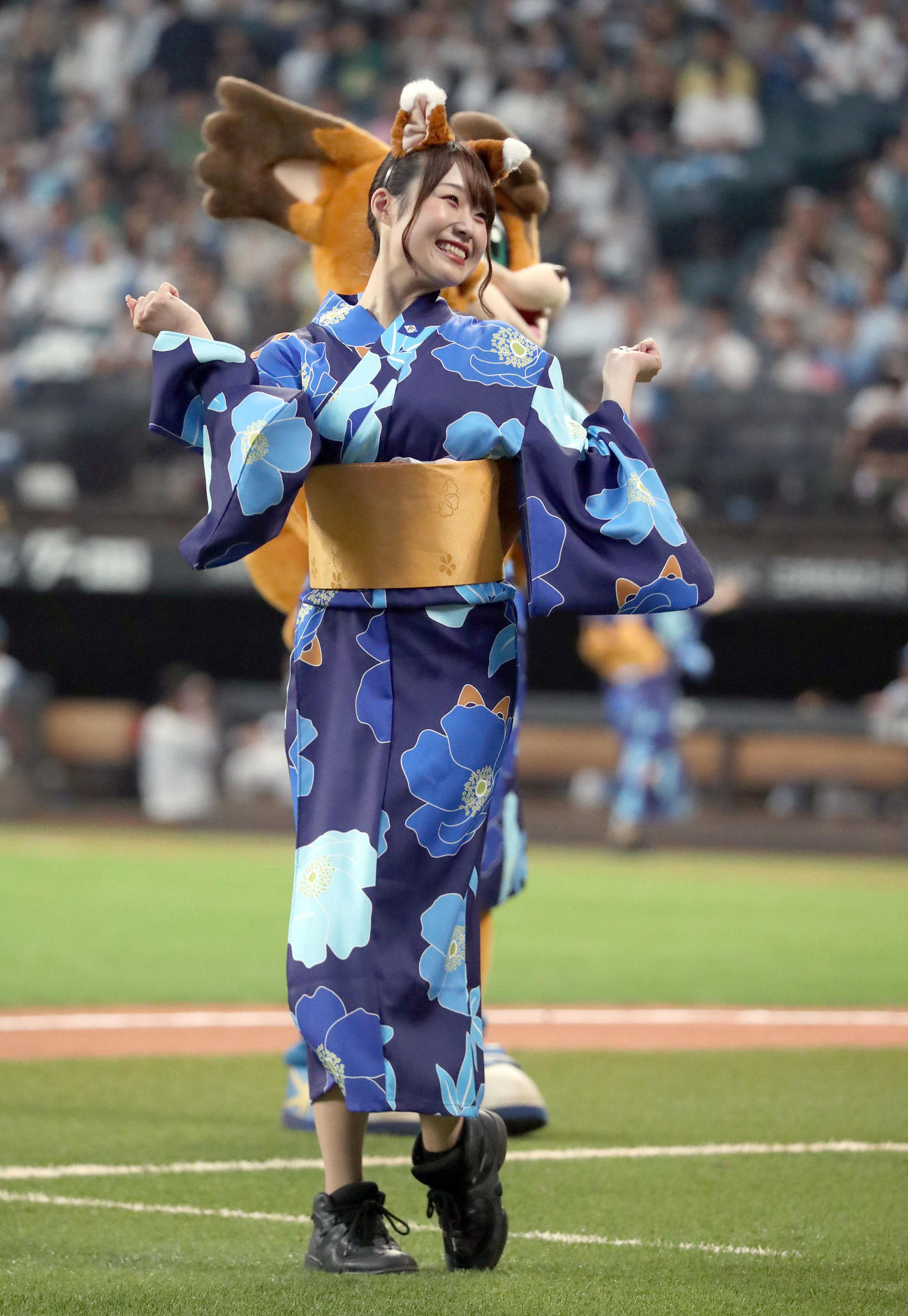 日本ハム対オリックス　「きつねダンス」を踊るファイターズガールの大野未侑