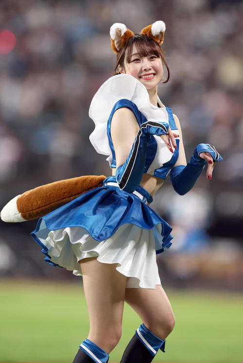 「きつねダンス」を踊るファイターズガールの大野未侑