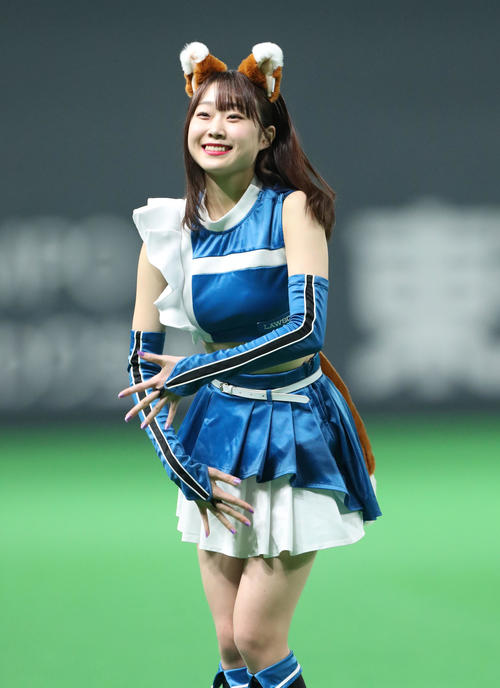 日本ハム対楽天 「きつねダンス」を踊るファイターズガールの大野未侑