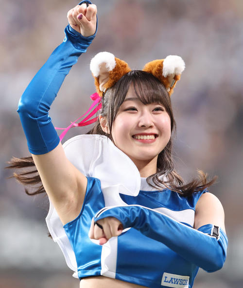 日本ハム対ロッテ ピンク色のリボンをつけながら「きつねダンス」を踊るファイターズガールの大野未侑