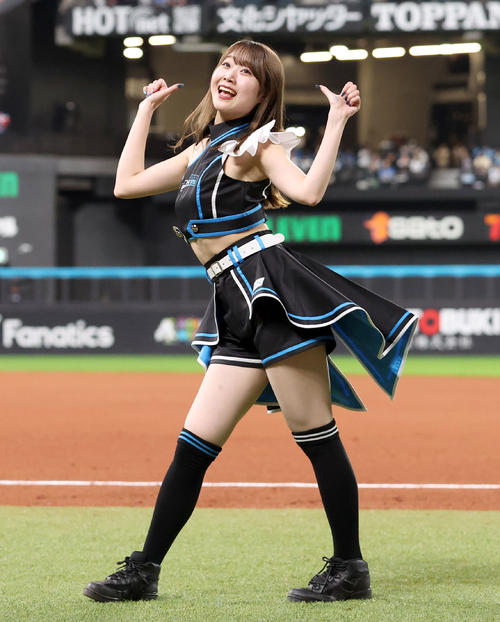 エスコンフィールドでパフォーマンスを行うファイターズガール大野未侑