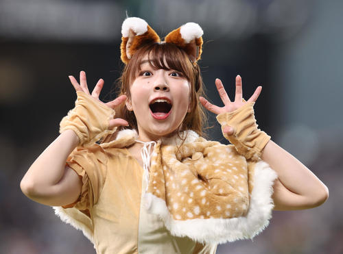 日本ハム対ヤクルト 「きつねダンス」を踊るファイターズガールの上山真奈
