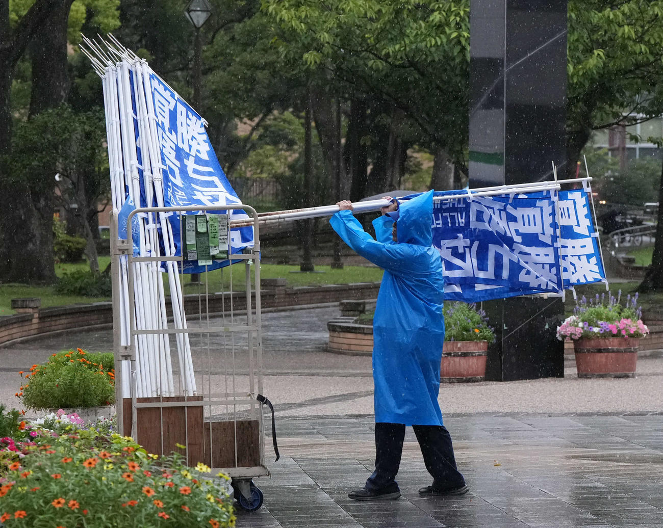 DeNA－阪神戦が雨天中止となり作業に追われる球場スタッフ（撮影・たえ見朱実）