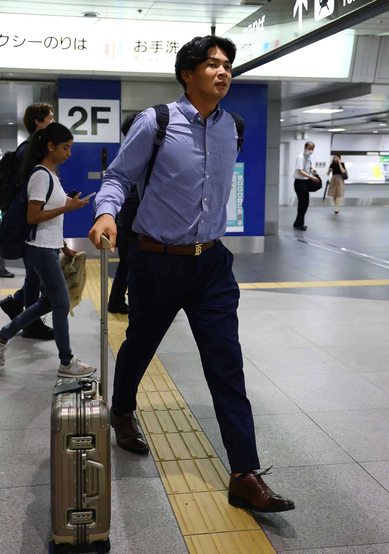試合が中止になり、帰阪する阪神井上（撮影・藤尾明華）